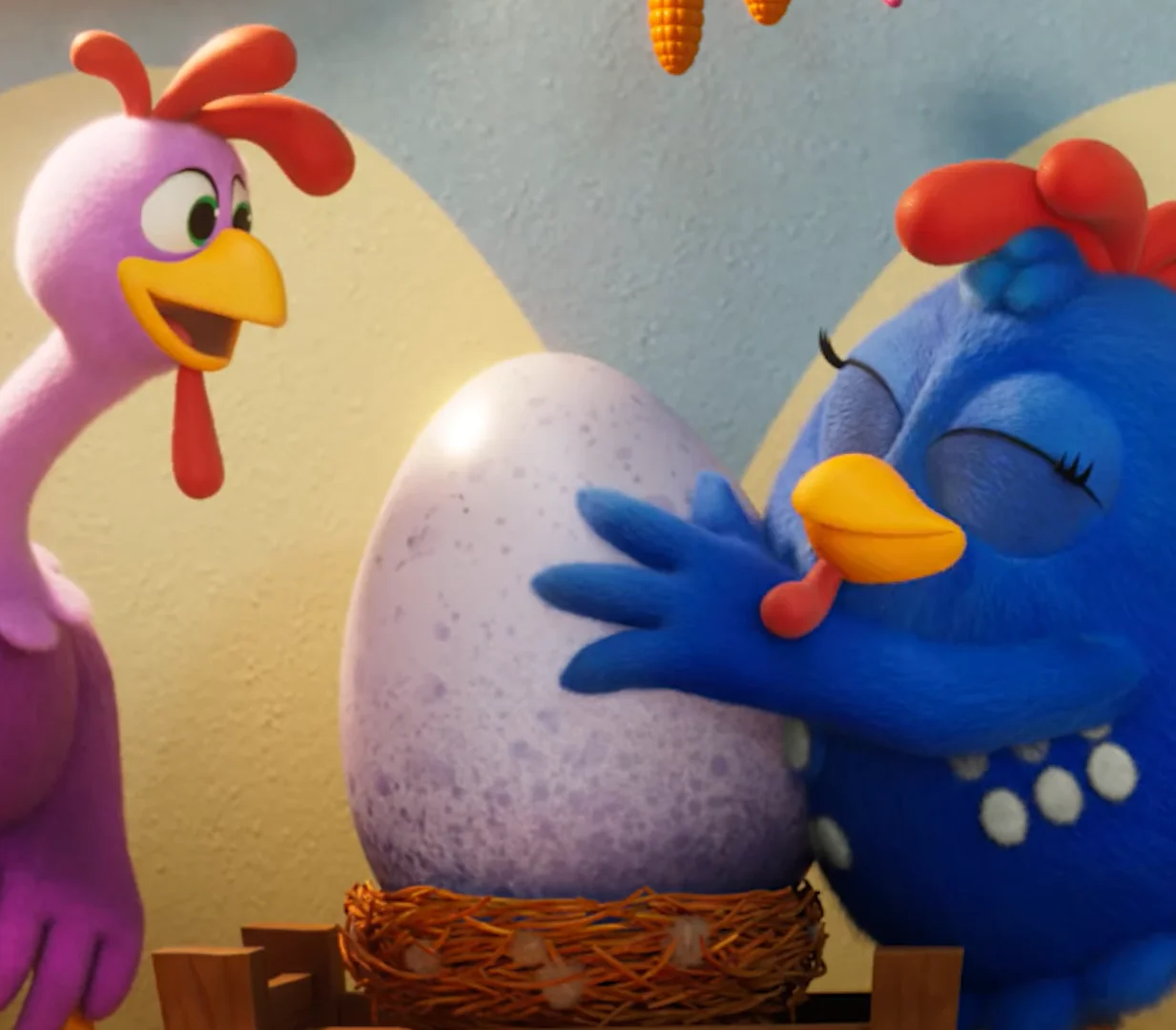 Galinha Pintadinha abraça um grande ovo enquanto conversa com outra galinha em cena do filme.