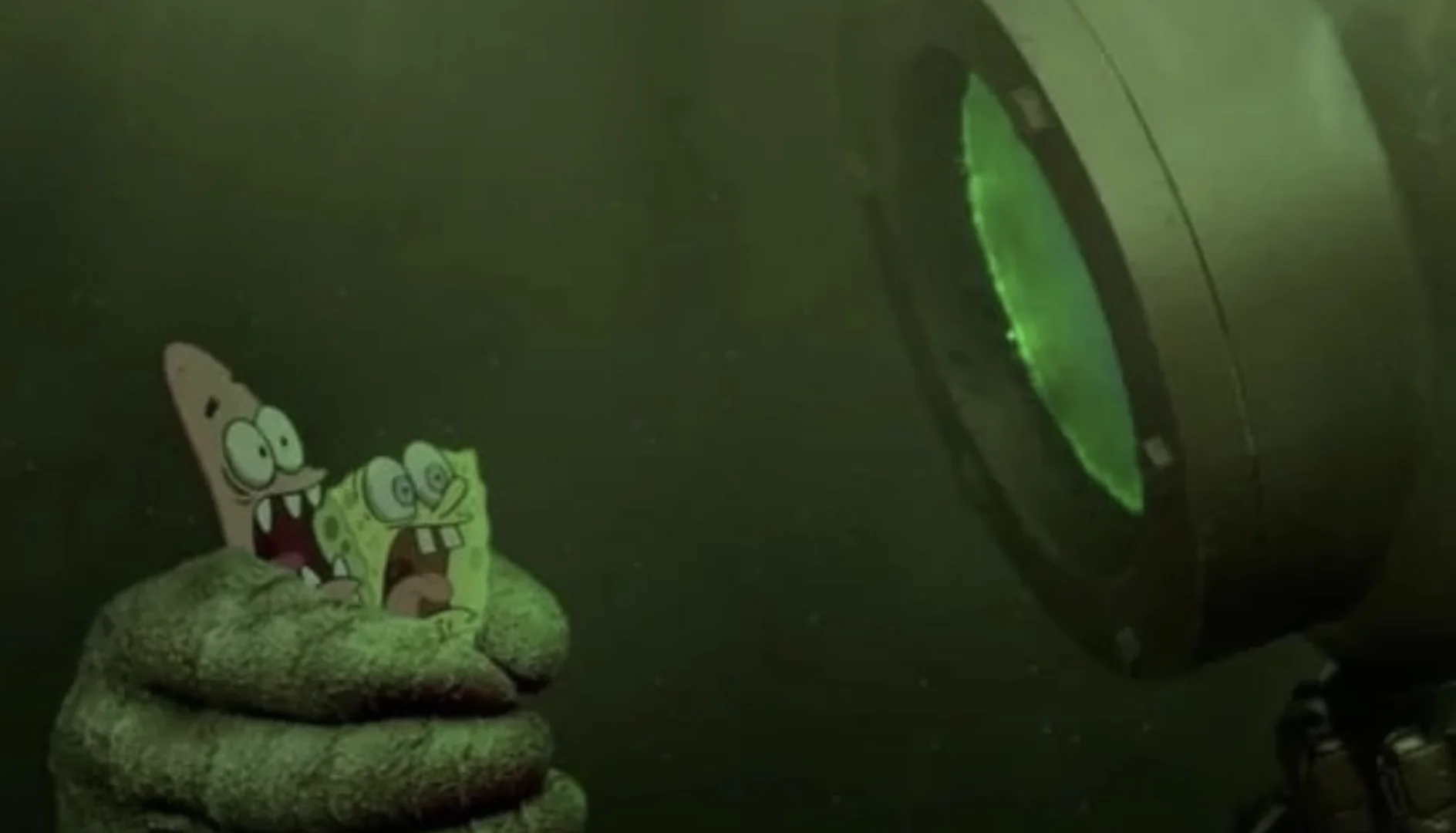Bob Esponja e Patrick observam um mergulhador gigante durante uma cena do filme.