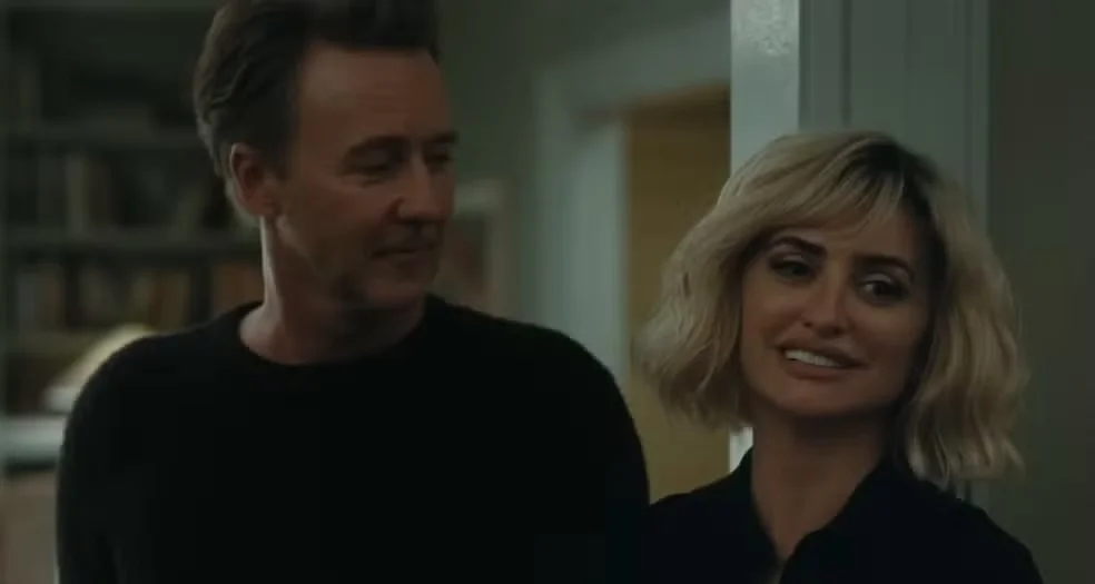 Edward Norton e Penélope Cruz interpretam um casal em cena do filme O Convite, durante a visita aos vizinhos.