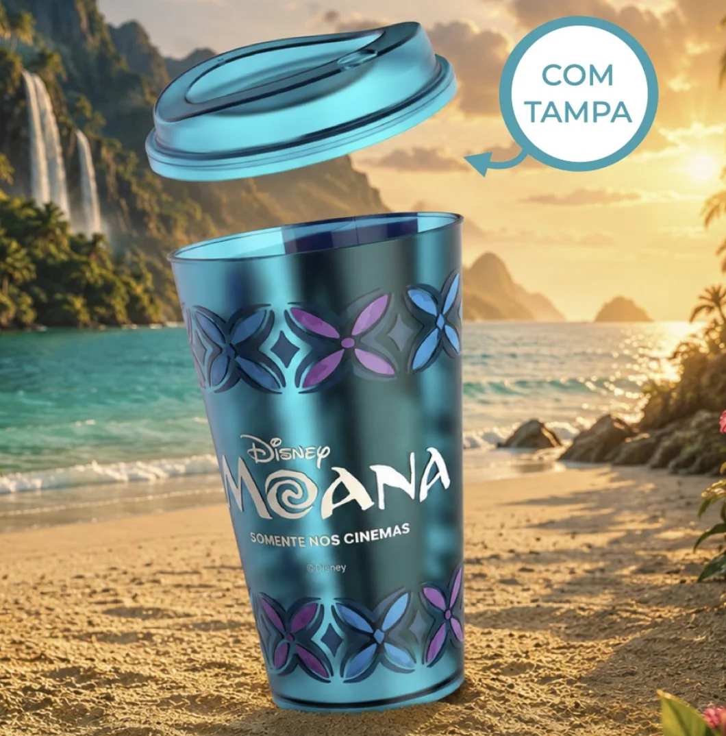 Copo colecionável de Moana da Cinépolis exibido com tampa removível azul, destacando o acessório e o design temático inspirado no live-action em cenário de praia tropical.