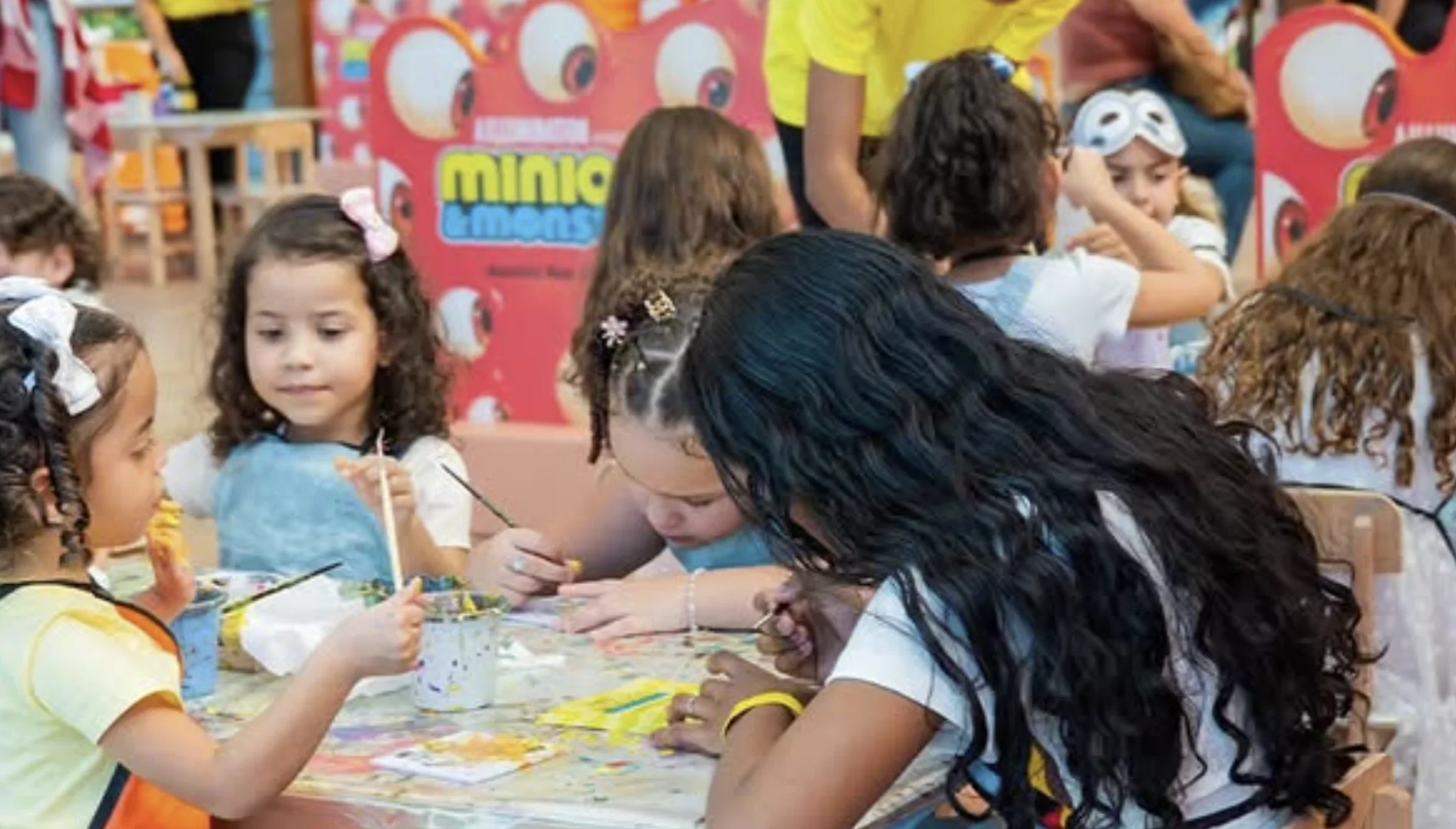 Crianças participam de oficina criativa da experiência Minions & Monstros no Parque Bondinho Pão de Açúcar.