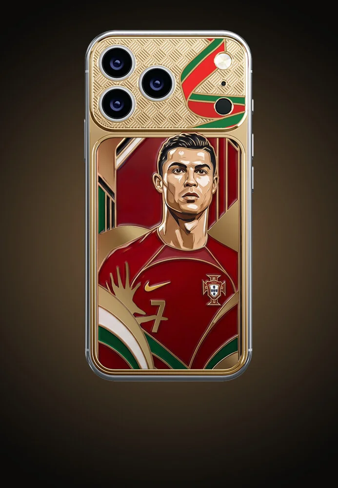 Smartphone personalizado da Caviar inspirado em Cristiano Ronaldo com detalhes dourados e uniforme de Portugal.