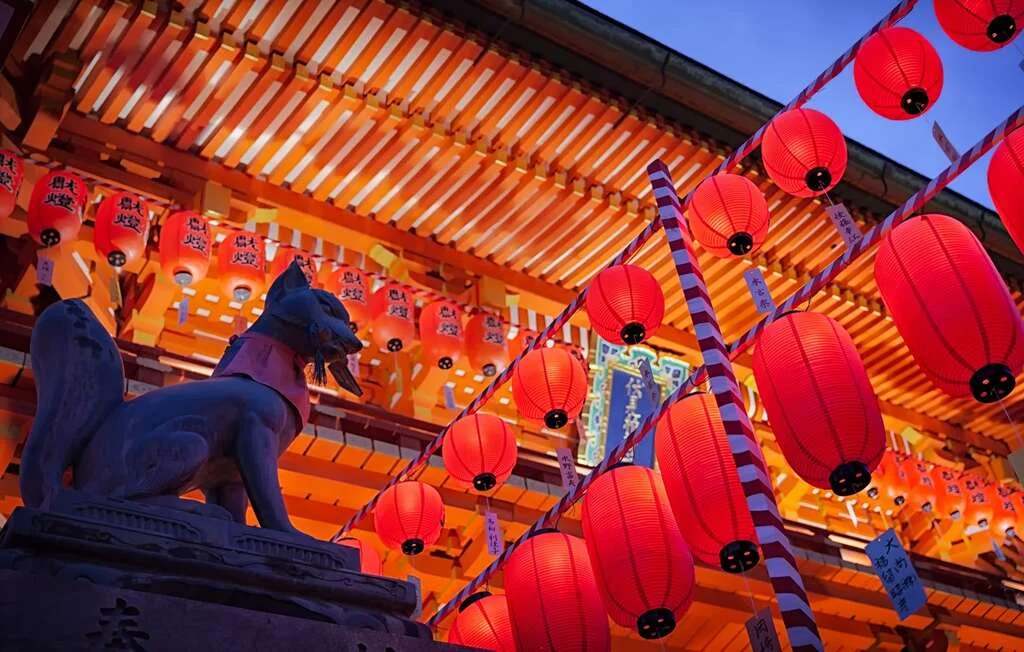 Lanternas vermelhas decoram templo japonês durante celebração tradicional.