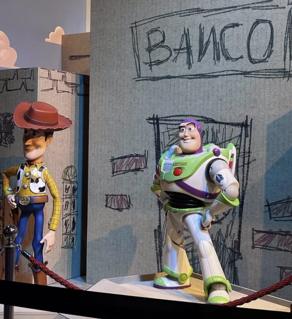 Estátuas de Woody e Buzz Lightyear em exposição inspirada em Toy Story durante a D23.