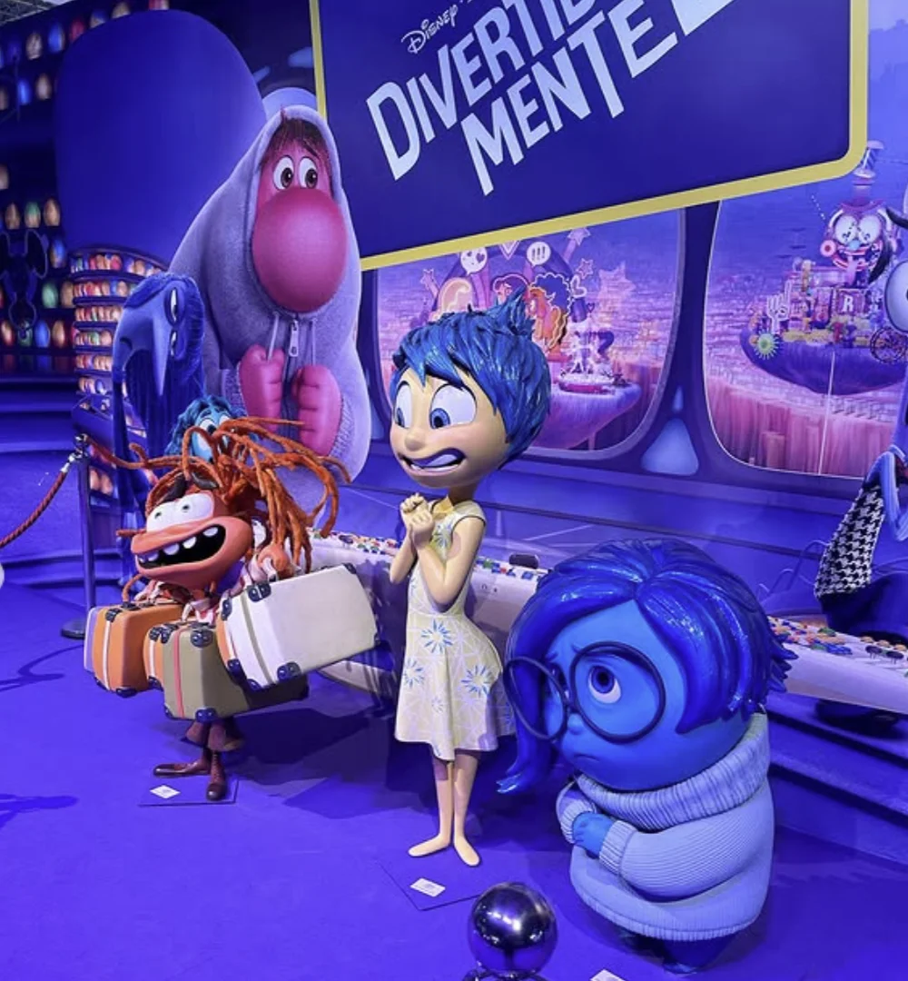 Personagens de Divertida Mente em cenário temático montado para visitantes na D23.