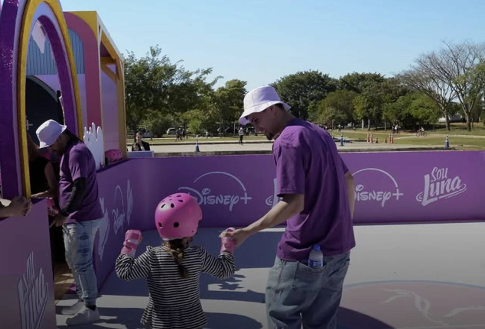 Criança de capacete participa da área de patinação da experiência Sou Luna promovida pelo Disney+.