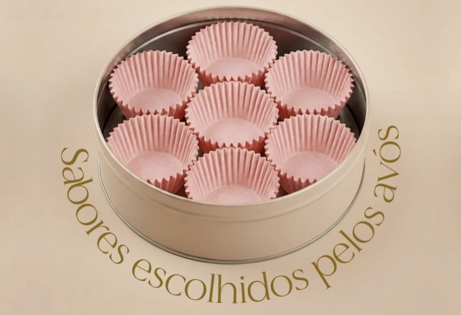 Lata Memórias da Dona do Doce aberta com forminhas vazias, representando a escolha colaborativa de novos sabores para o Dia dos Avós.