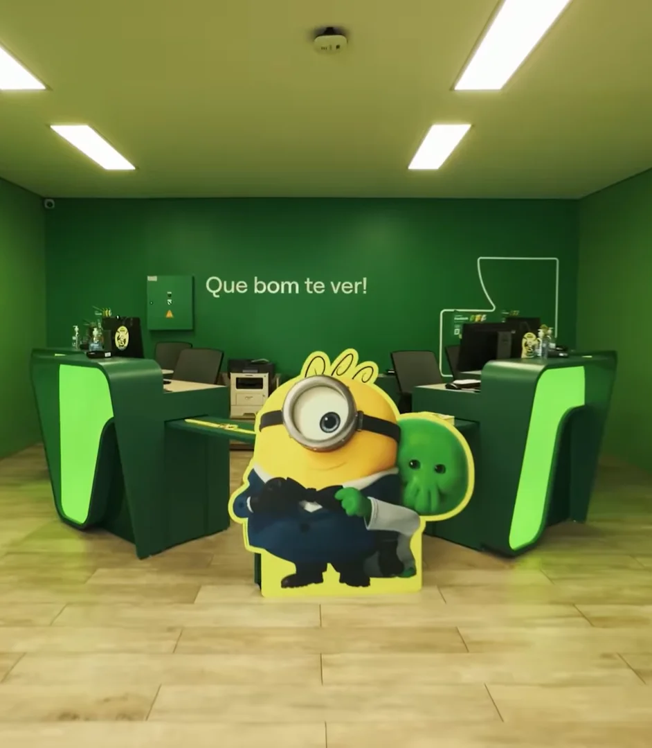 Interior de agência da Localiza decorada com personagem de Minions & Monstros durante campanha temática de férias.