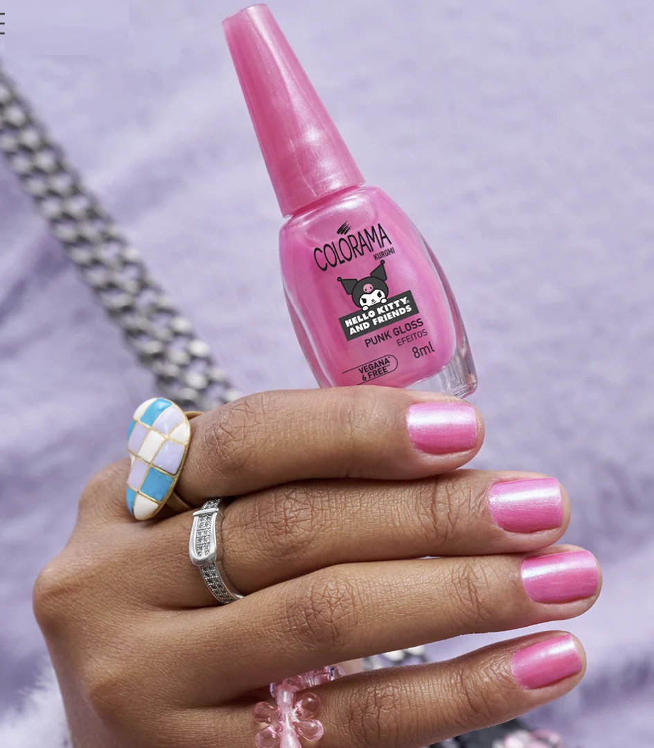Mão segurando esmalte rosa Punk Gloss da coleção Colorama Hello Kitty and Friends inspirado na Kuromi.