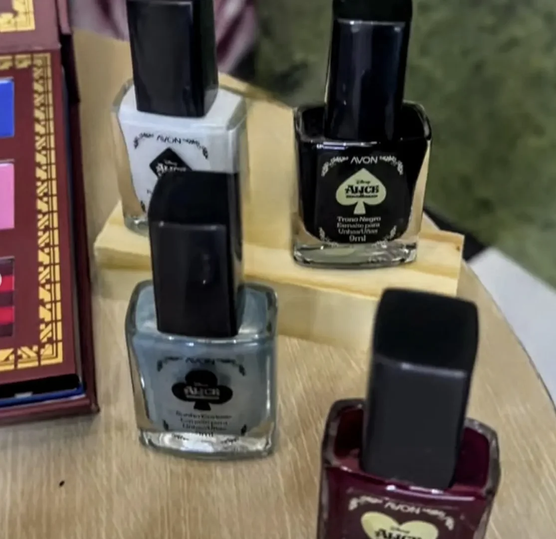 Esmaltes da coleção Avon Alice no País das Maravilhas com embalagens exclusivas e cores inspiradas no filme.