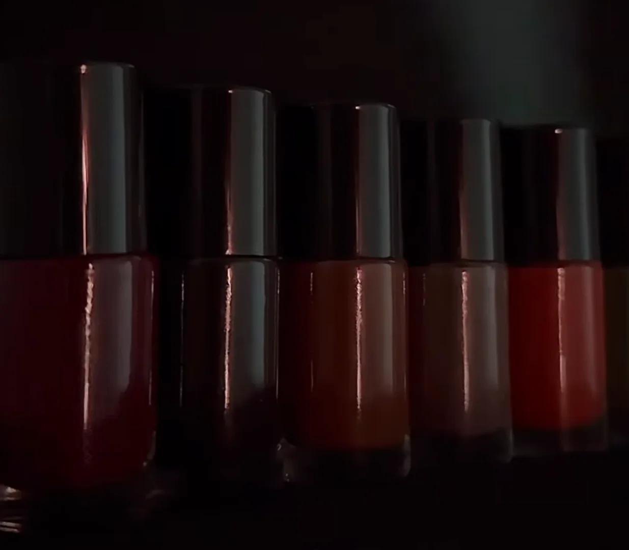 Frascos de esmaltes alinhados em ambiente escuro, antecipando o lançamento da nova coleção Bella Brazil.