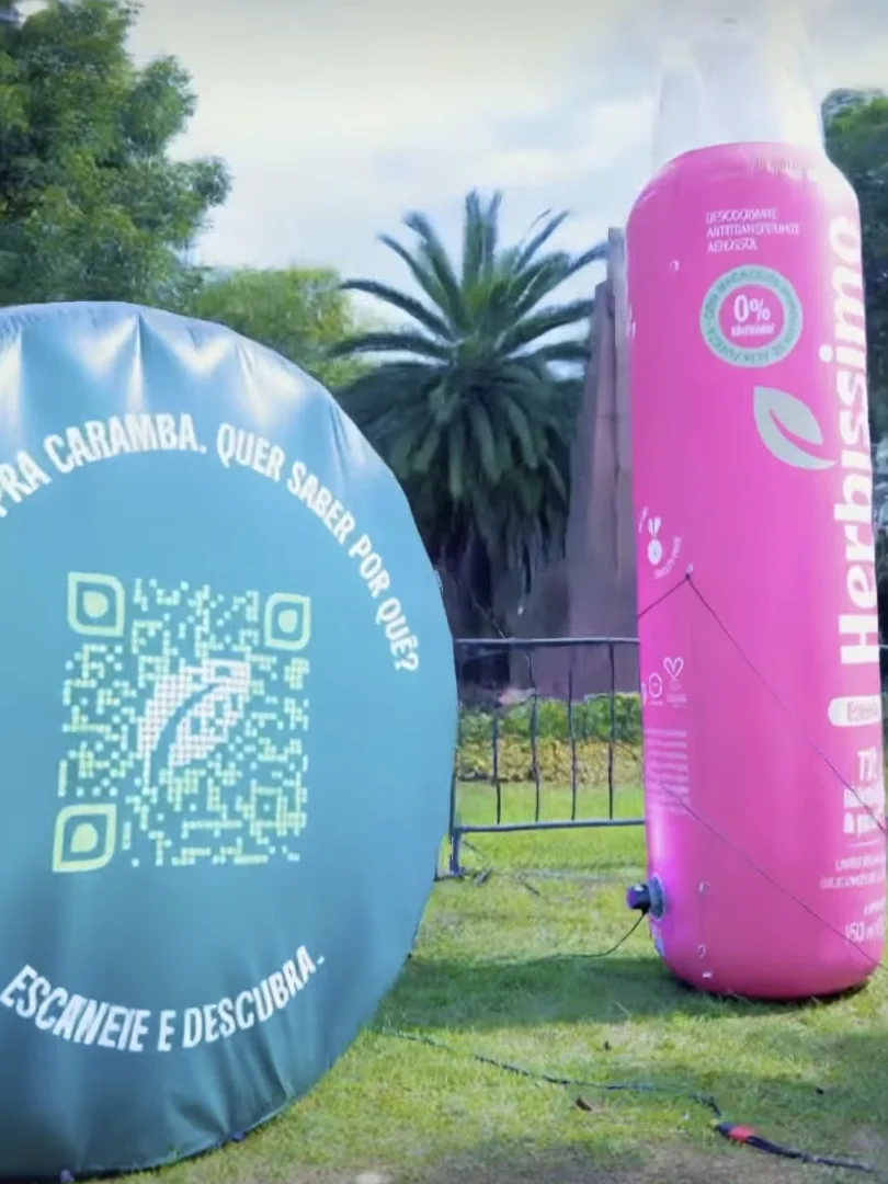 Inflável gigante do Herbíssimo Aerossol Zero Alumínio com QR Code para cadastro em ação no Parque Ibirapuera.