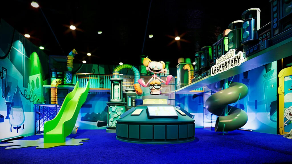 Área temática inspirada no Laboratório de Dexter com escorregadores e brinquedos interativos da experiência Cartoon Network.