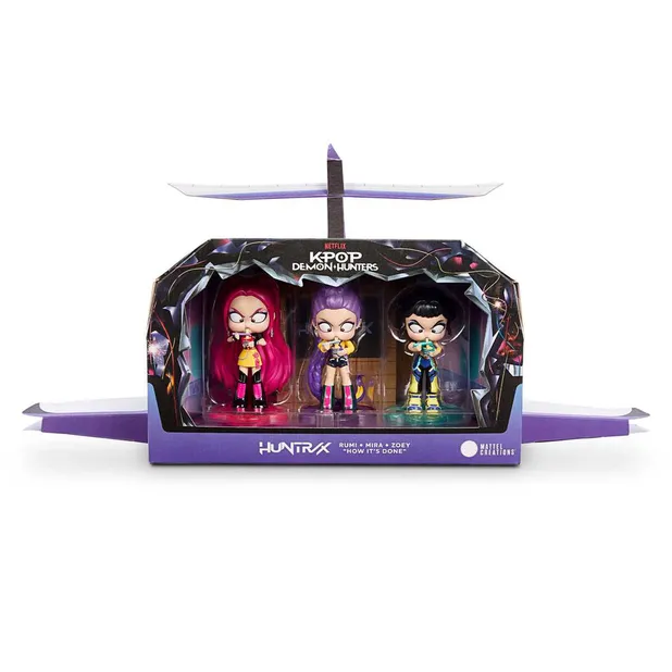 Embalagem dos colecionáveis Mattel de Guerreiras do K-Pop aberta em formato de avião, exibindo as figuras chibi de Rumi, Mira e Zoey