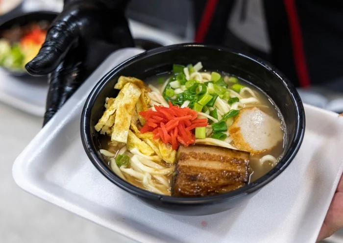 Prato típico japonês servido na Praça de Gastronomia do Festival do Japão 2026