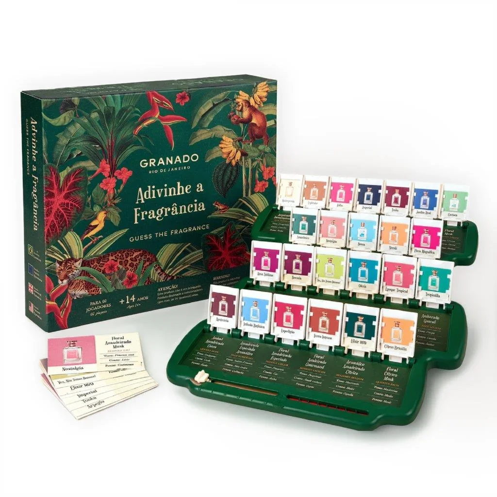 Jogo Adivinhe a Fragrância da Granado exibido com caixa, tabuleiro e cartas sobre fundo branco.