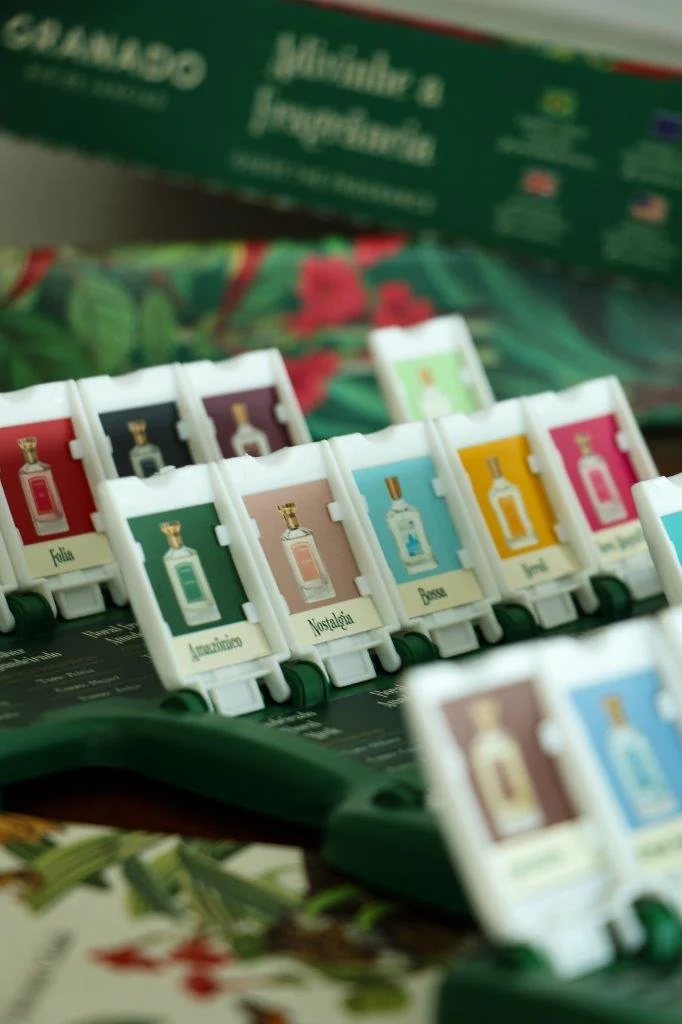Close das cartas do jogo Adivinhe a Fragrância mostrando diferentes perfumes da Granado.