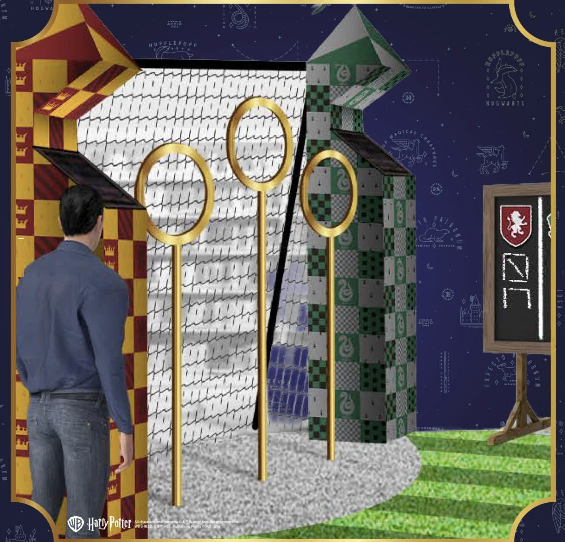 Área interativa inspirada no quadribol com aros e elementos das casas de Hogwarts para fotos.