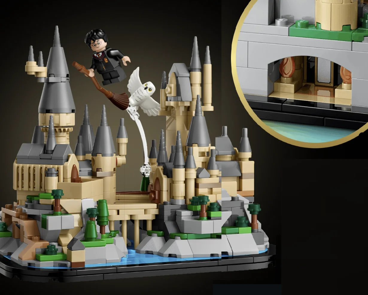 Mini Castelo de Hogwarts da LEGO com Harry Potter voando de vassoura sobre as torres e detalhe ampliado da entrada do castelo.