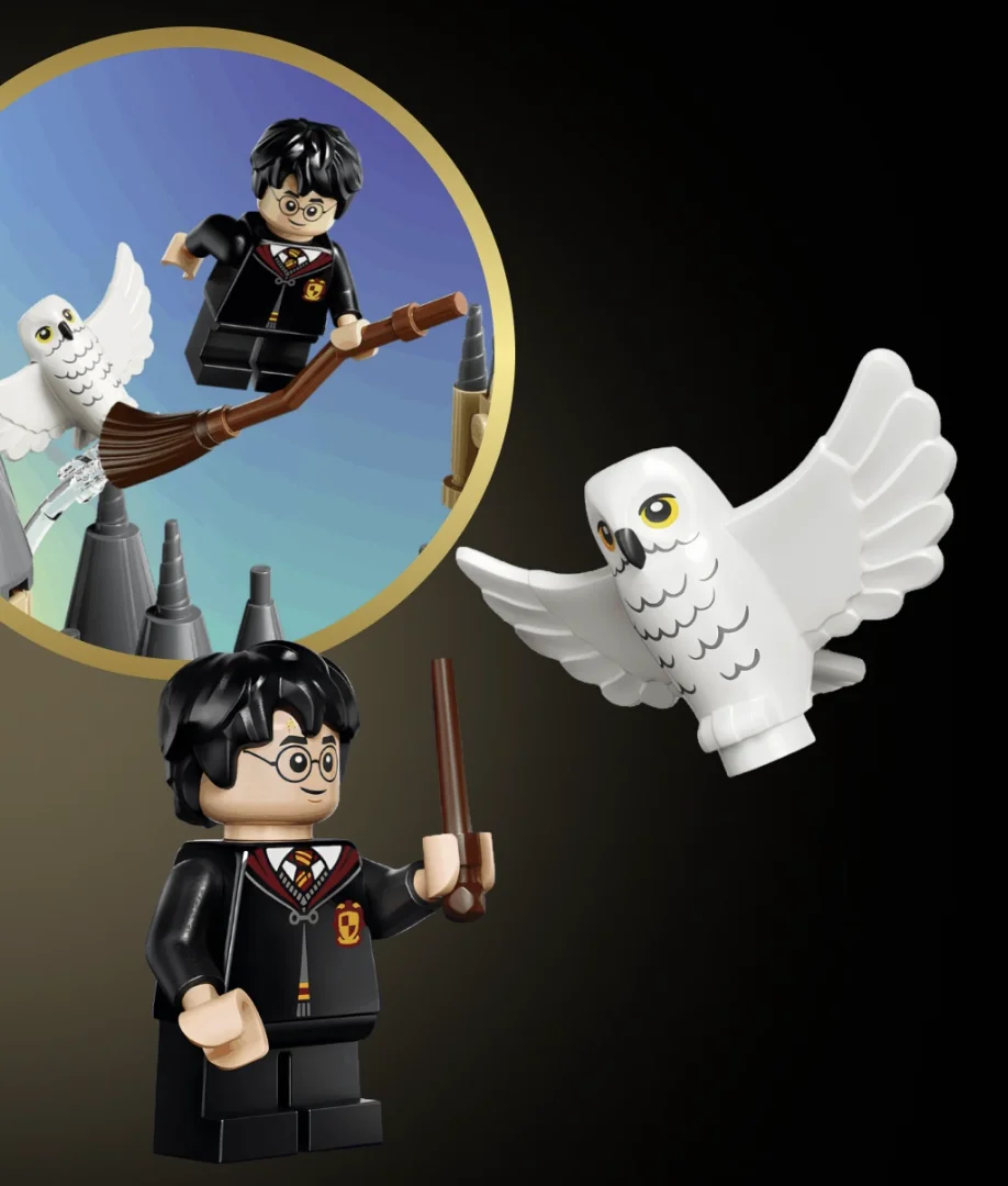Minifigura de Harry Potter ao lado da coruja Edwiges e da nova peça de vassoura exclusiva do conjunto LEGO Mini Castelo de Hogwarts.