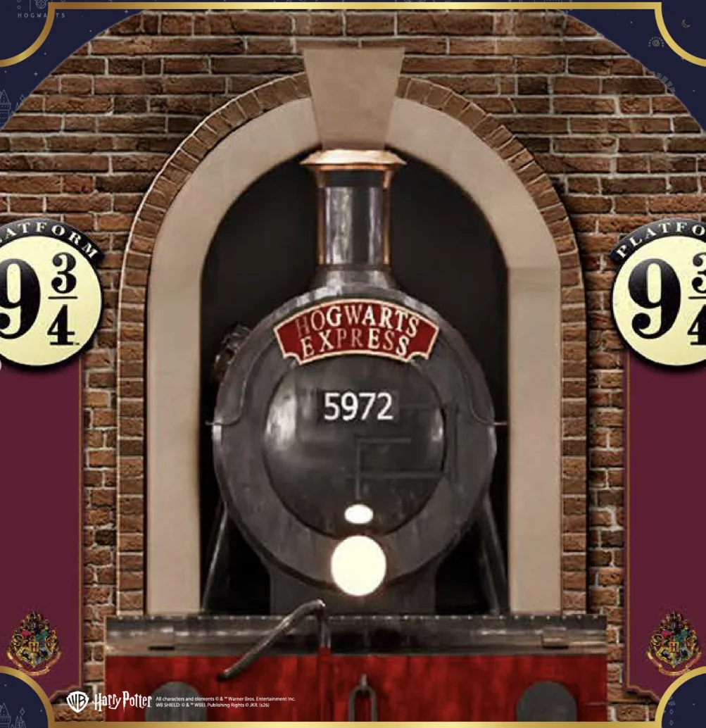 Réplica da locomotiva Hogwarts Express ao lado da Plataforma 9¾ em espaço temático de Harry Potter.