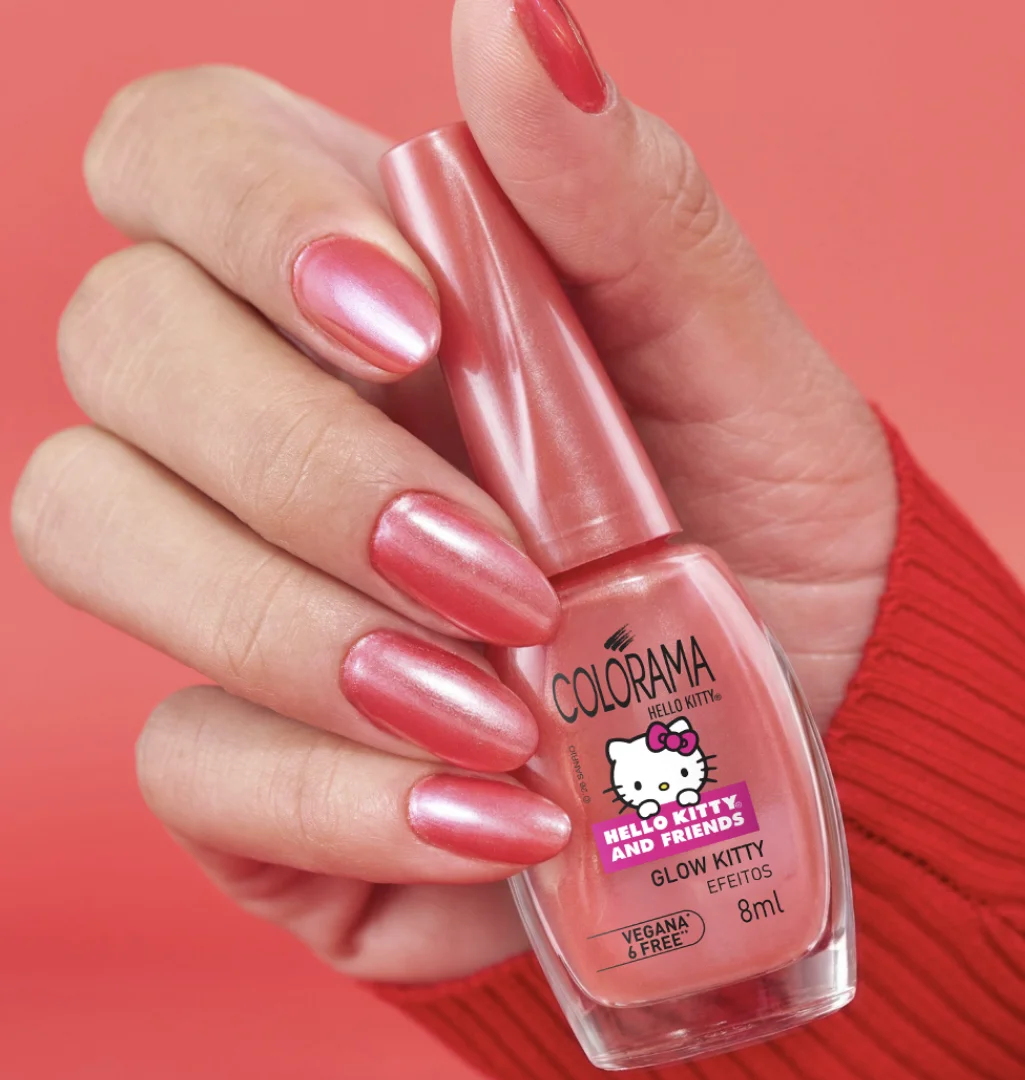 Esmalte Glow Kitty da Colorama aplicado nas unhas com efeito brilhante em tom rosado.