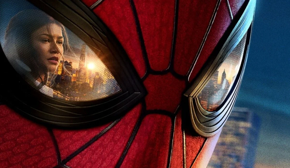 Close da máscara do Homem-Aranha com o reflexo de MJ nos olhos em cena de Homem-Aranha: Um Novo Dia.