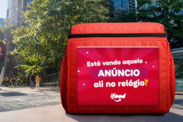Mochila gigante do iFood instalada na Avenida Paulista como parte de ativação promocional em São Paulo.