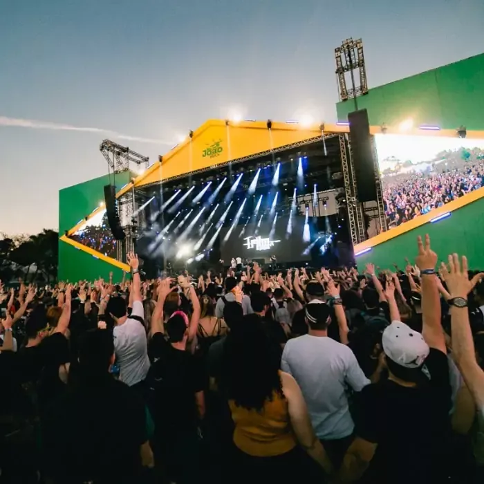 Público acompanha show no palco principal do João Rock durante o festival em Ribeirão Preto.