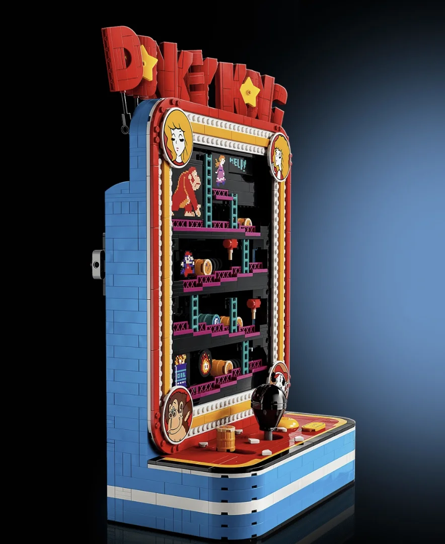Vista em perspectiva do fliperama Donkey Kong construído com peças LEGO sobre fundo escuro.