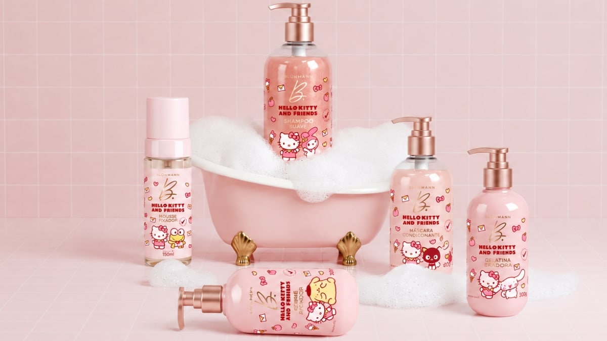 Produtos da coleção B. Hulmann Hello Kitty and Friends organizados em cenário rosa com banheira e espuma.