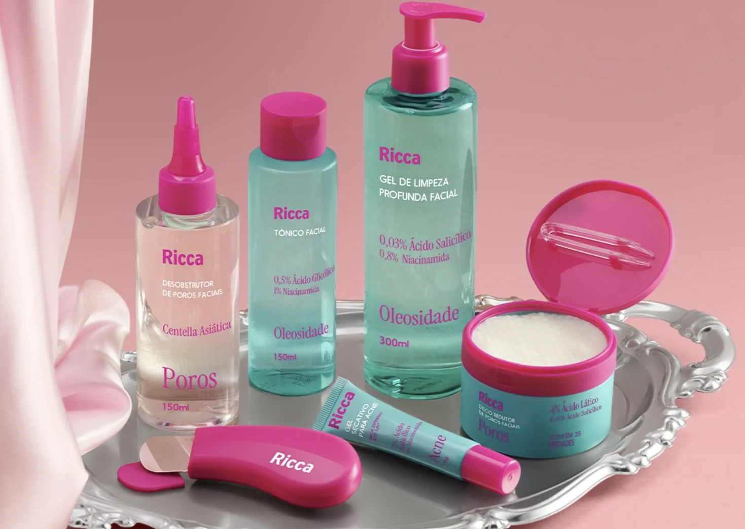 Linha Ricca Acne com cinco produtos para skincare facial e acessórios inspirados na K-Beauty sobre bandeja prateada.