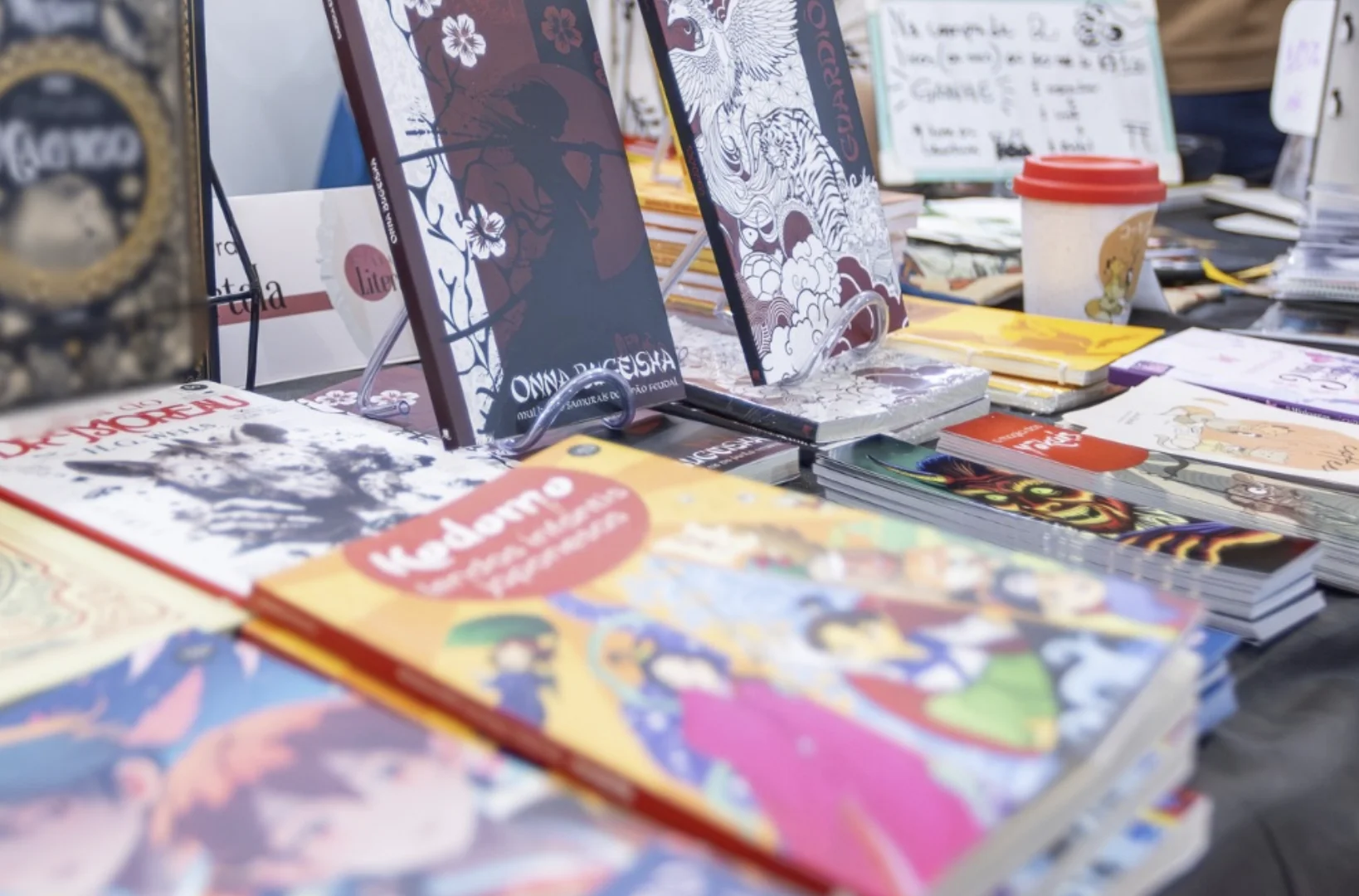 Livros e mangás expostos na Alameda Literária do Festival do Japão 2026