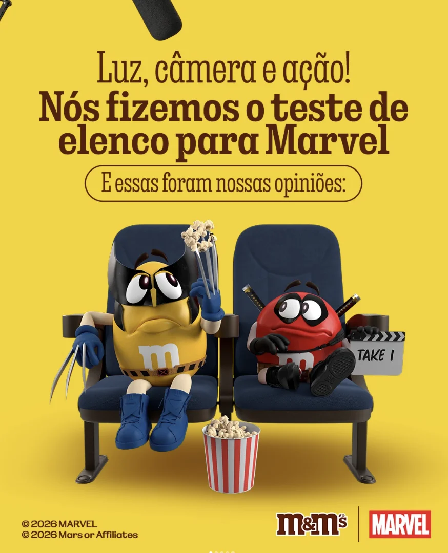 Personagens Amarelo e Vermelho da M&M'S sentados em poltronas de cinema durante a campanha inspirada na Marvel.