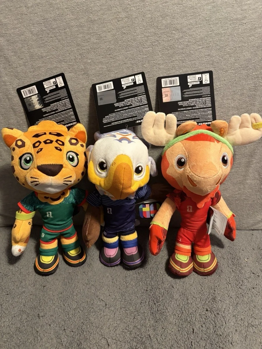 Pelúcias dos três mascotes oficiais da Copa do Mundo FIFA 2026 recebidas por consumidores da promoção Rexona.