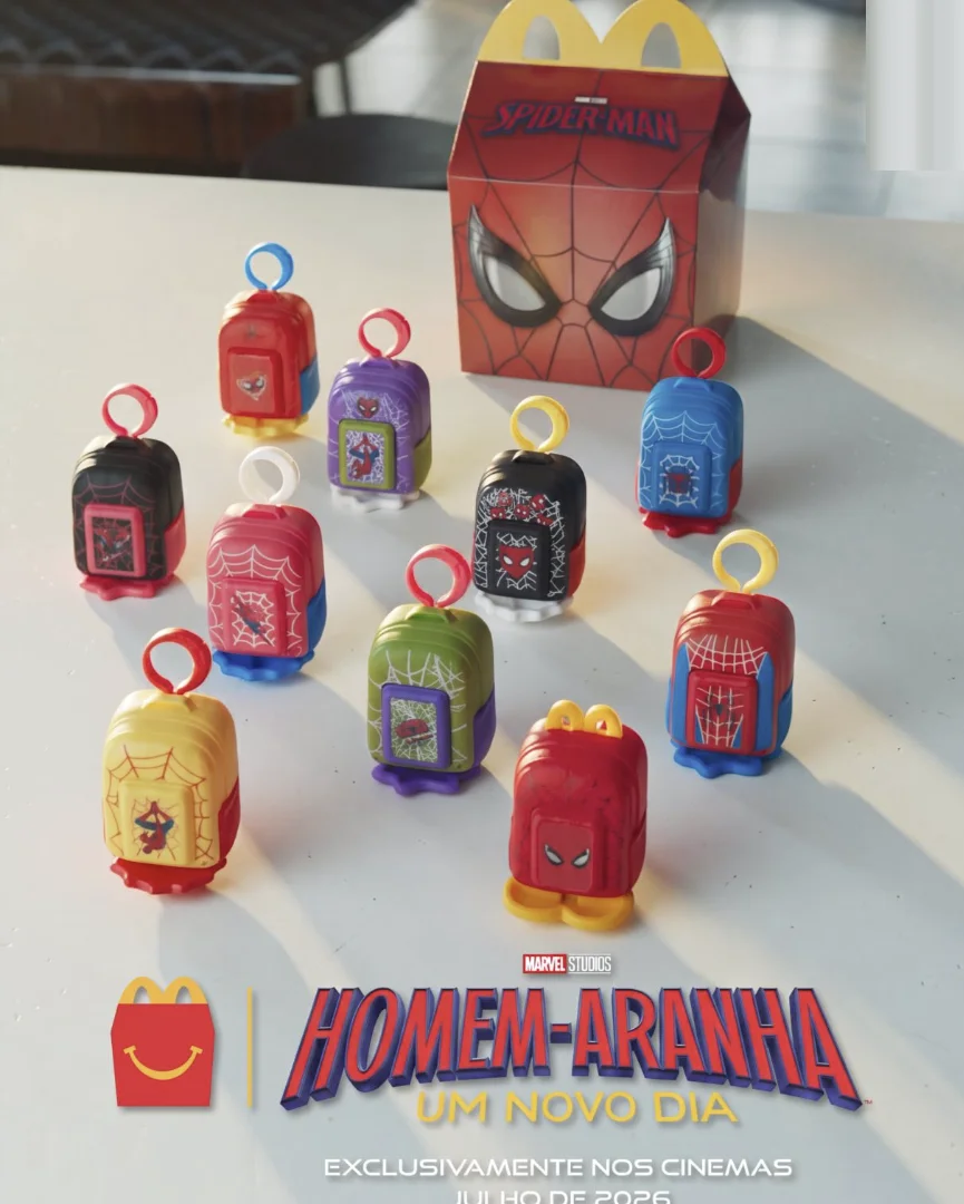 Arte da campanha McLanche Felizão do McDonald's anunciando dois brinquedos na compra de um McLanche Feliz durante ação especial de julho.