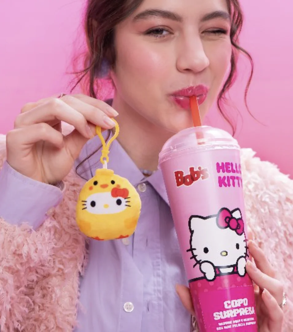 Copo surpresa do Bob's com estampa da Hello Kitty em fundo branco.