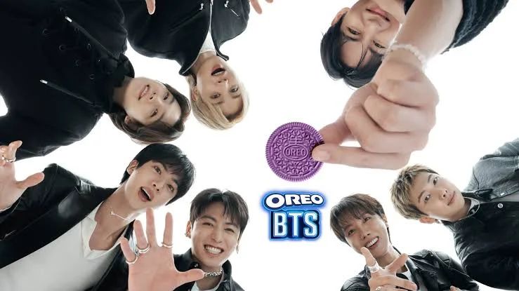 Integrantes do BTS aparecem ao redor de um biscoito Oreo em imagem promocional da colaboração global.