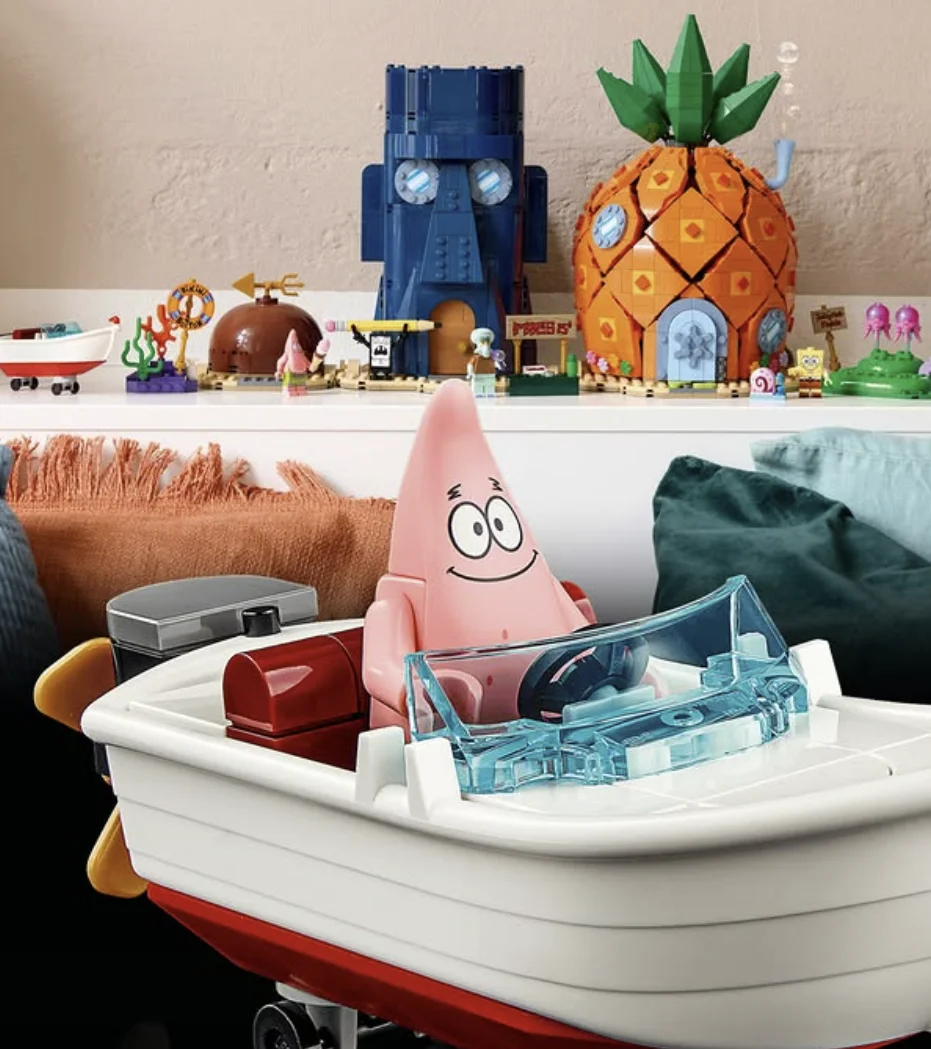 Patrick Estrela em seu barco diante do cenário completo da Fenda do Biquíni em LEGO.
