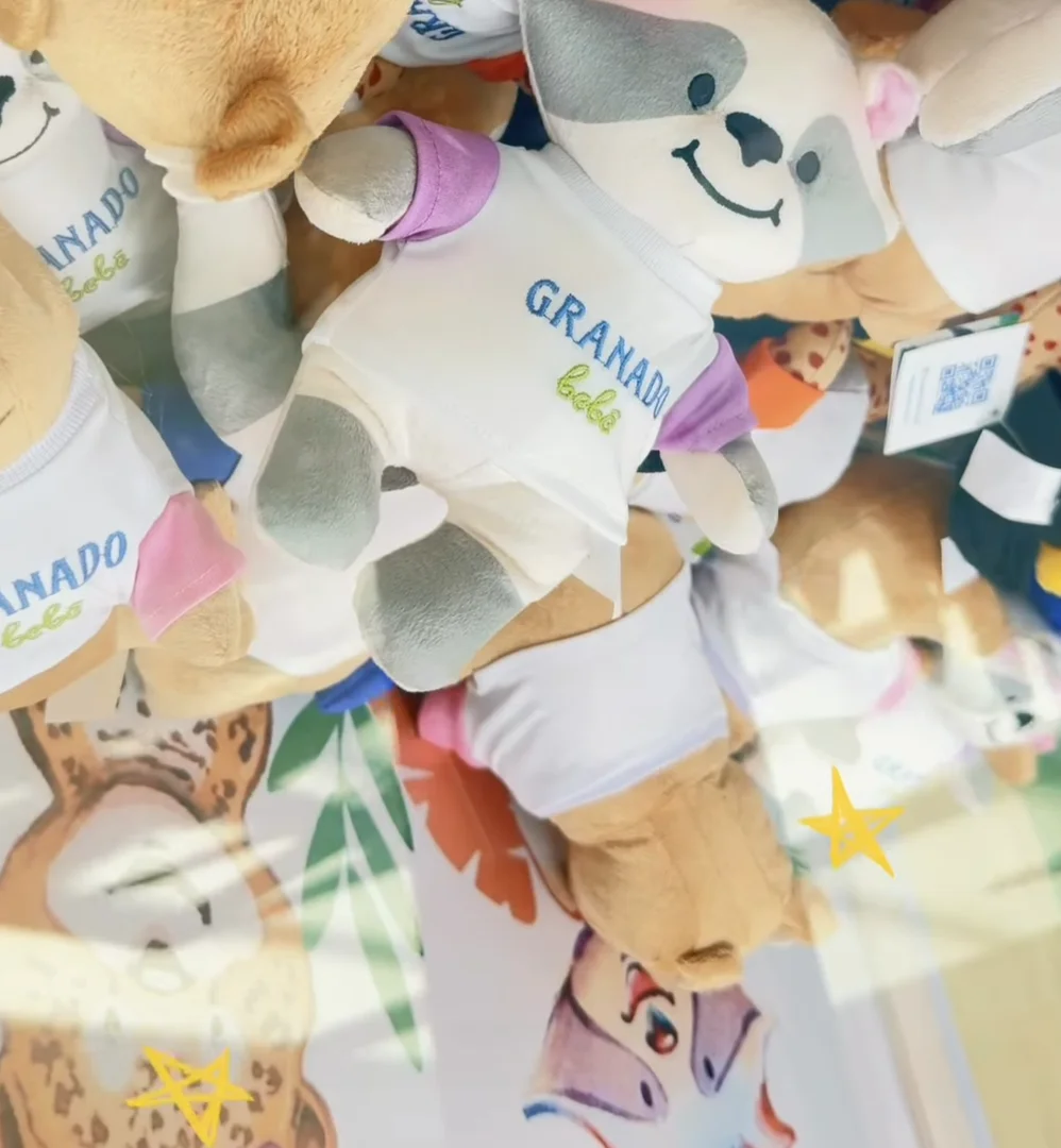 Pelúcias da Granado Bebê com camisetas personalizadas expostas durante a ativação no shopping.