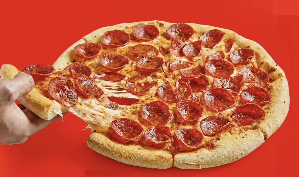 Pizzas Pepperoni e Margherita da Domino's aparecem lado a lado em arte promocional com fundo vermelho.