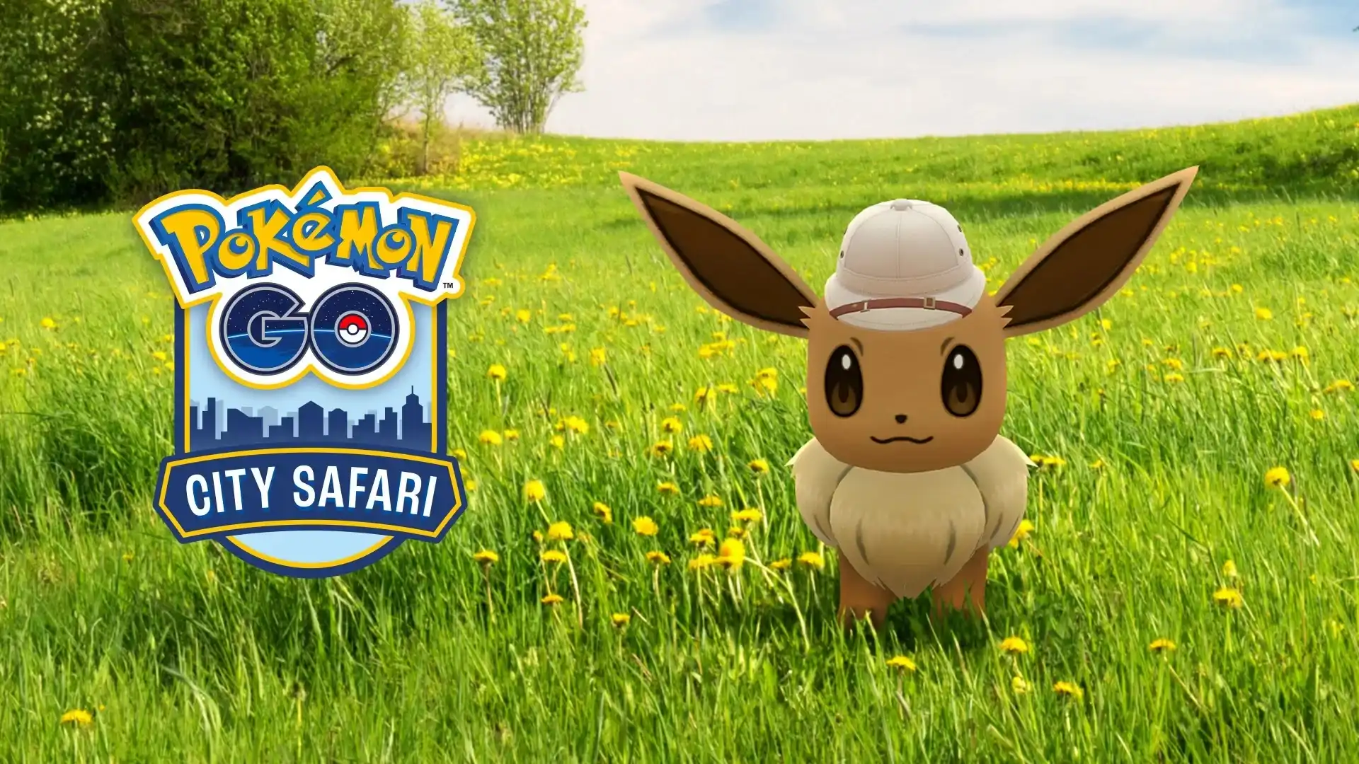 Eevee com chapéu de explorador ao lado do logotipo do Pokémon GO City Safari em um campo verde.