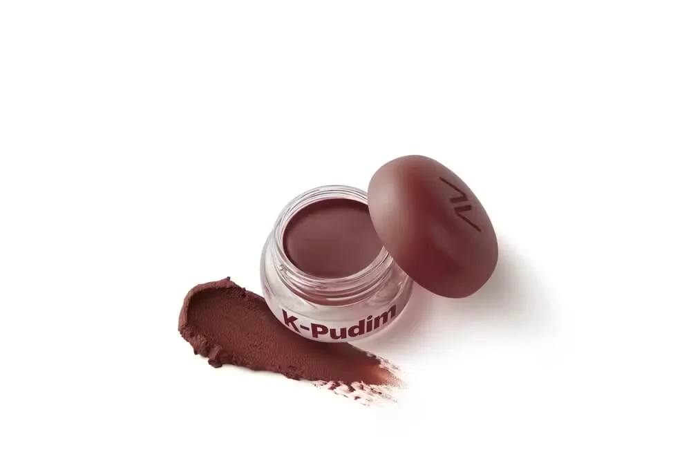 Balm multifuncional Avon Sweets K-Pudim aberto mostra fórmula marrom aveludada com acabamento matte.
