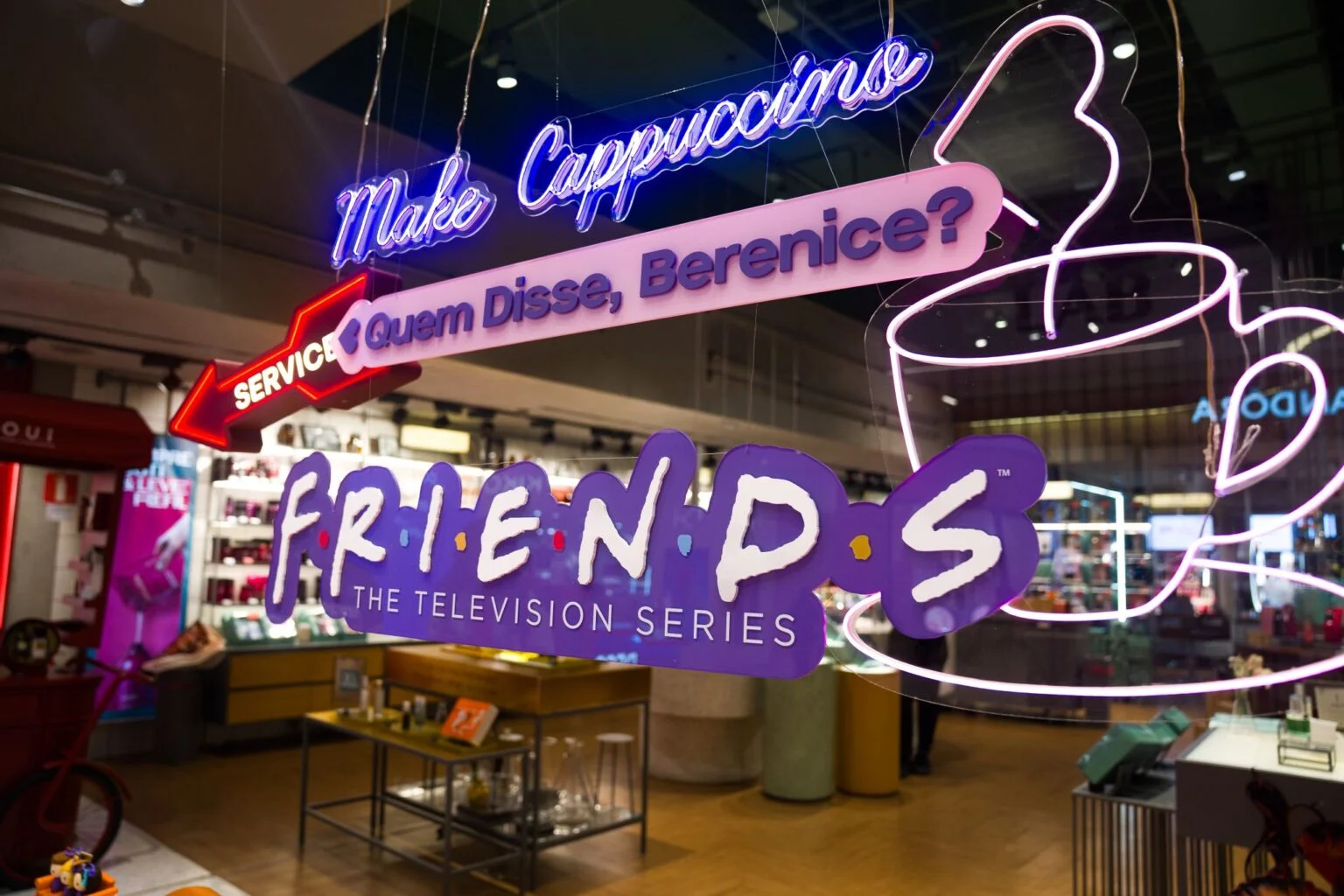 Letreiro iluminado da collab Friends com Quem Disse, Berenice? em loja temática inspirada na série.