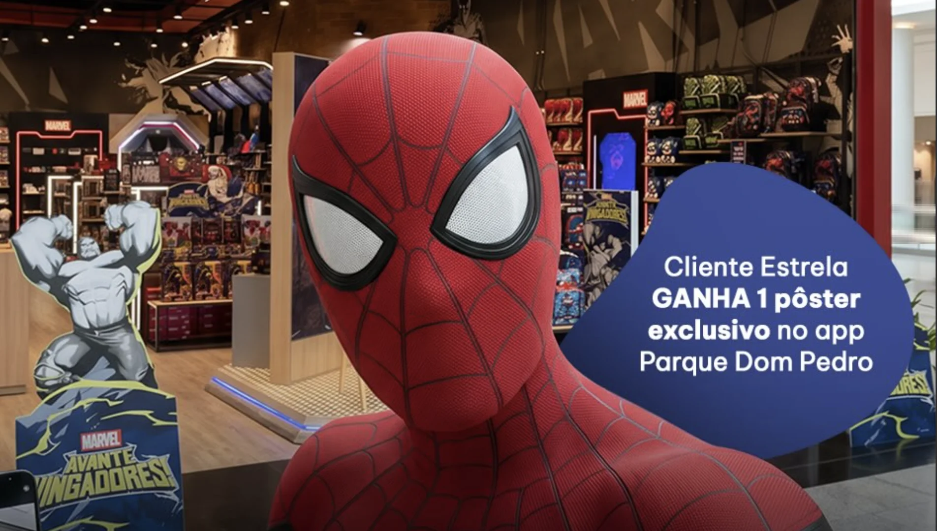 Homem-Aranha em frente à loja da Marvel no Parque Dom Pedro com destaque para pôster exclusivo oferecido no aplicativo.
