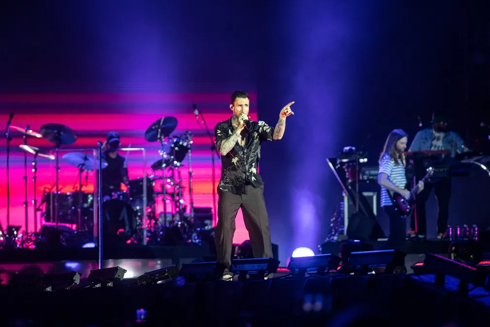 Maroon 5 se apresenta no palco do Rock in Rio com Adam Levine cantando à frente da banda.