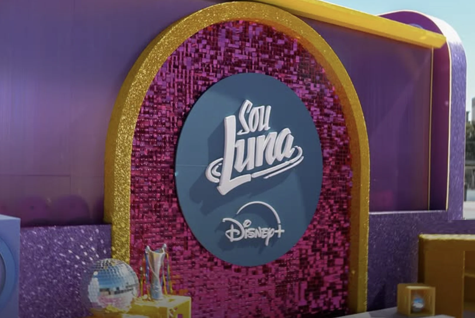 Cenário instagramável da experiência Sou Luna com painel temático do Disney+.