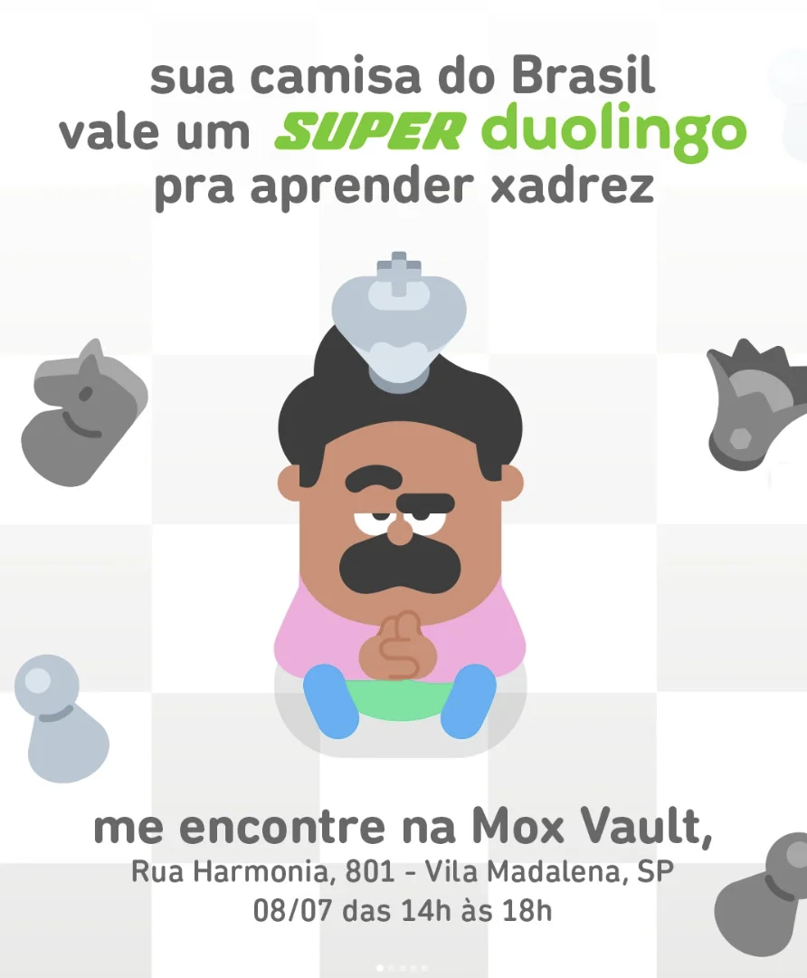 Personagem do Duolingo sentado em tabuleiro de xadrez anuncia campanha que troca camisas da Seleção por meses de Super Duolingo.