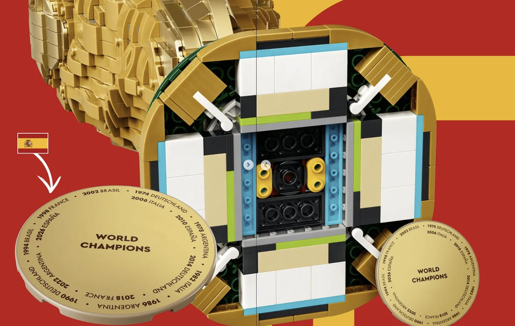 Detalhe da base do troféu LEGO da Copa do Mundo FIFA 2026 mostrando compartimento secreto e placa com os países campeões mundiais.