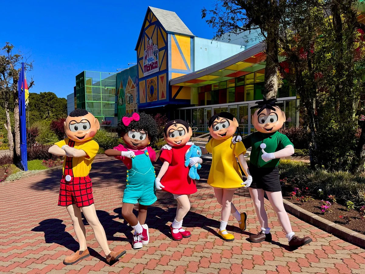 Personagens da Turma da Mônica posam em frente à Vila da Mônica, em Gramado, um dos parques incluídos na viagem da promoção Ana Maria.